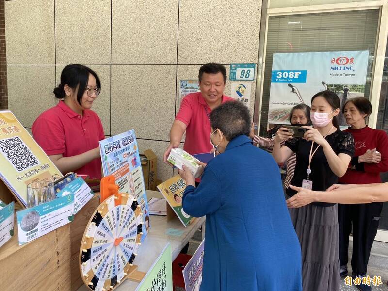 活動現場設有互動遊戲和知識問卷挑戰,完成挑戰還可獲得環保衛生紙1包。(記者翁聿煌攝) 活動現場設有互動遊戲和知識問卷挑戰,完成挑戰還可獲得環保衛生紙1包。(記者翁聿煌攝)