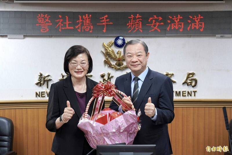 新北市社会局长李美珍(左)代表致赠象征「平安」的苹果,由警察局长廖训诚(右)代表收下。(记者翁聿煌摄) 新北市社会局长李美珍(左)代表致赠象征「平安」的苹果,由警察局长廖训诚(右)代表收下。(记者翁聿煌摄)