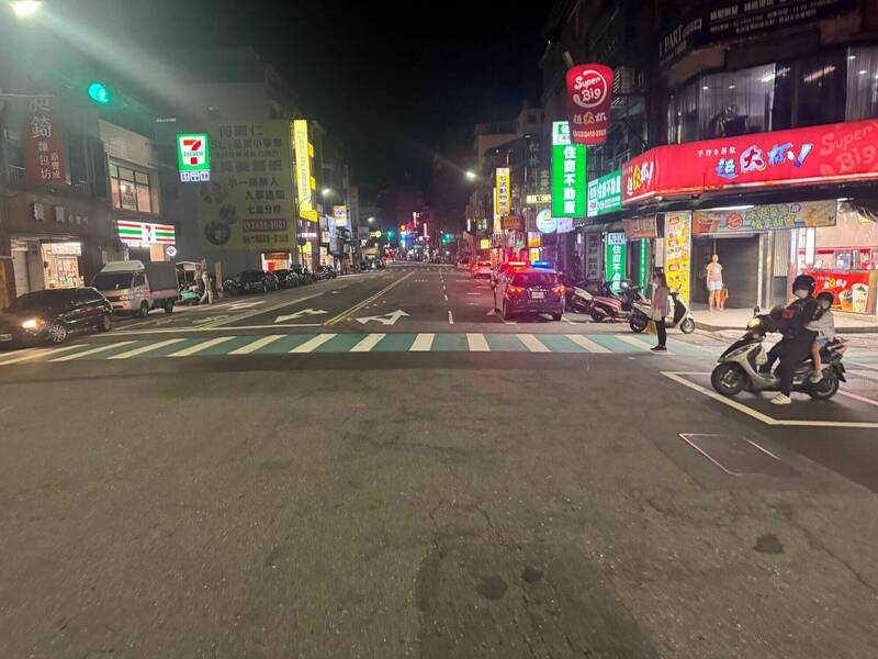 白姓男子去年驾车低头取物,在基隆市明德一路与崇智街口,闯红灯撞伤2行人,被法院判3月徒刑。(记者林嘉东翻摄) 白姓男子去年驾车低头取物,在基隆市明德一路与崇智街口,闯红灯撞伤2行人,被法院判3月徒刑。(记者林嘉东翻摄)