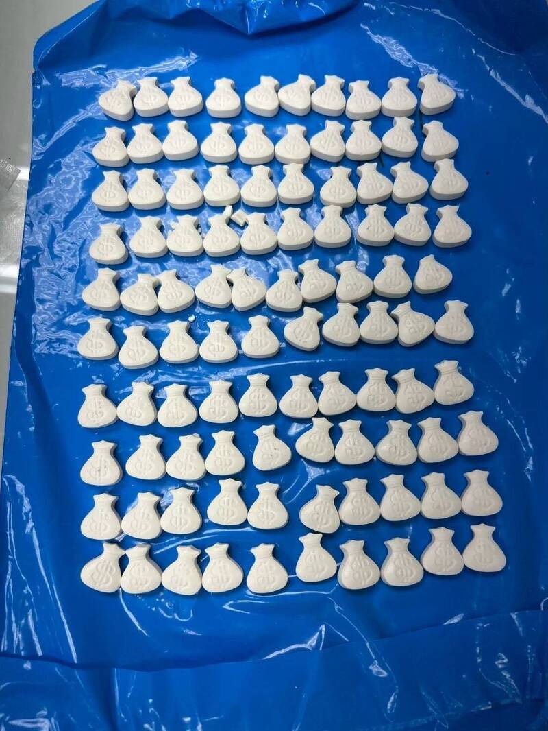 在台中经营甜点店的林姓夫妻,把大麻等毒品掺入软糖及巧克力制作毒甜点被逮。(记者黄佳琳翻摄) 在台中经营甜点店的林姓夫妻,把大麻等毒品掺入软糖及巧克力制作毒甜点被逮。(记者黄佳琳翻摄)