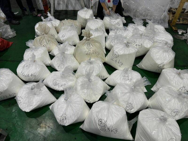 基隆地检署在财政部基隆关拦下「汽车传动轴」夹藏近600公斤K他命后,溯源逮到王姓收货人、幕后操盘手钟姓男子后,将2人起诉。(记者林嘉东翻摄) 基隆地检署在财政部基隆关拦下「汽车传动轴」夹藏近600公斤K他命后,溯源逮到王姓收货人、幕后操盘手钟姓男子后,将2人起诉。(记者林嘉东翻摄)