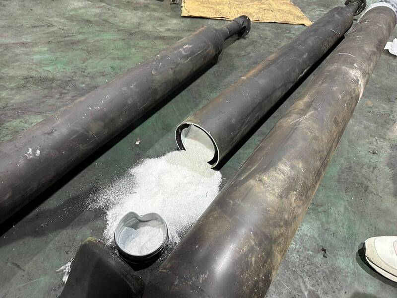 财政部关务署基隆关查验比利时进口的汽车零件「汽车传动轴」时,发现每1根「汽车传动轴」内均填放大量毒品,合计36根共夹藏598.59公斤高纯度K他命毒品。(记者林嘉东翻摄) 财政部关务署基隆关查验比利时进口的汽车零件「汽车传动轴」时,发现每1根「汽车传动轴」内均填放大量毒品,合计36根共夹藏598.59公斤高纯度K他命毒品。(记者林嘉东翻摄)