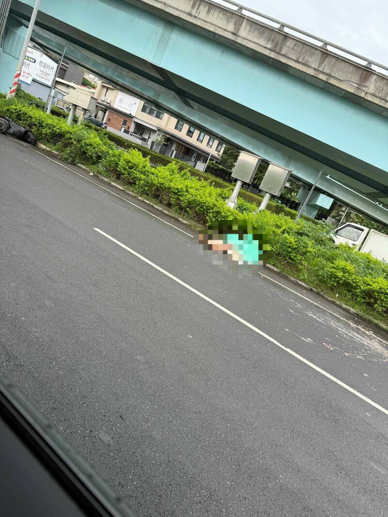 婦人騎車與連結車擦撞，婦人遭爆頭當場身亡。（記者徐聖倫翻攝）
