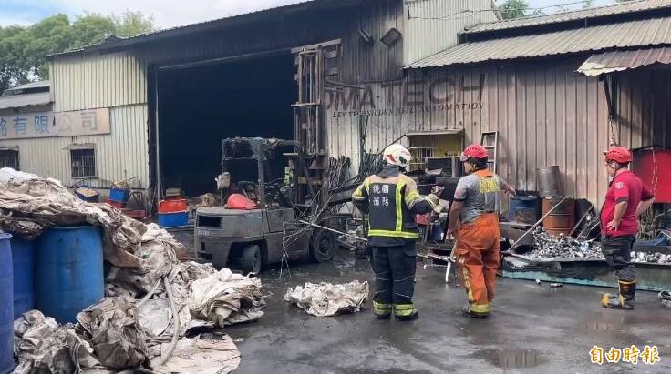 桃園市政府消防局撲滅飼料處理工廠火警。（記者周敏鴻攝）