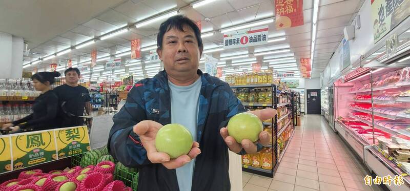 九如鄉農會總幹事龔泰文指今年的冰淇淋果大又好。（記者葉永騫攝）