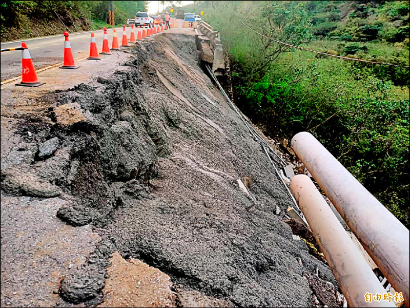 台九線伊屯路段南下車道，因路基掏空出現坍陷。
（記者陳彥廷攝）