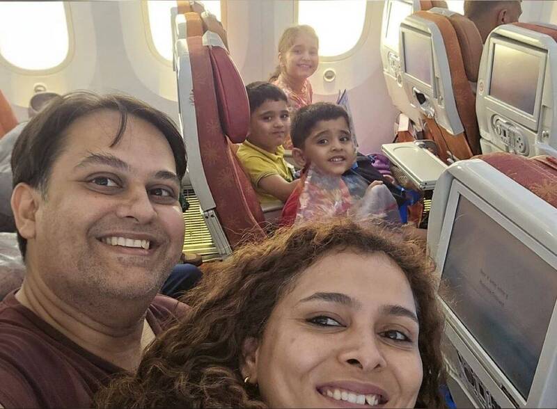 印度醫師罹難前的一家五口自拍照。（圖擷取自 X ） 