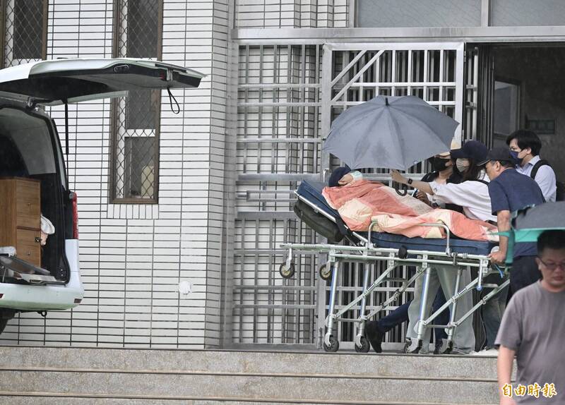 刑事局前警政监林明佐,今天下午4时15分离开台中看守所。(记者廖耀东摄) 刑事局前警政监林明佐,今天下午4时15分离开台中看守所。(记者廖耀东摄)