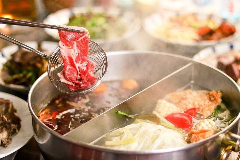 網友親試「肉片沾檸檬冬瓜冰沙」吃法,感受冰熱交錯的新奇口感。示意圖。(資料照) 網友親試「肉片沾檸檬冬瓜冰沙」吃法,感受冰熱交錯的新奇口感。示意圖。(資料照)