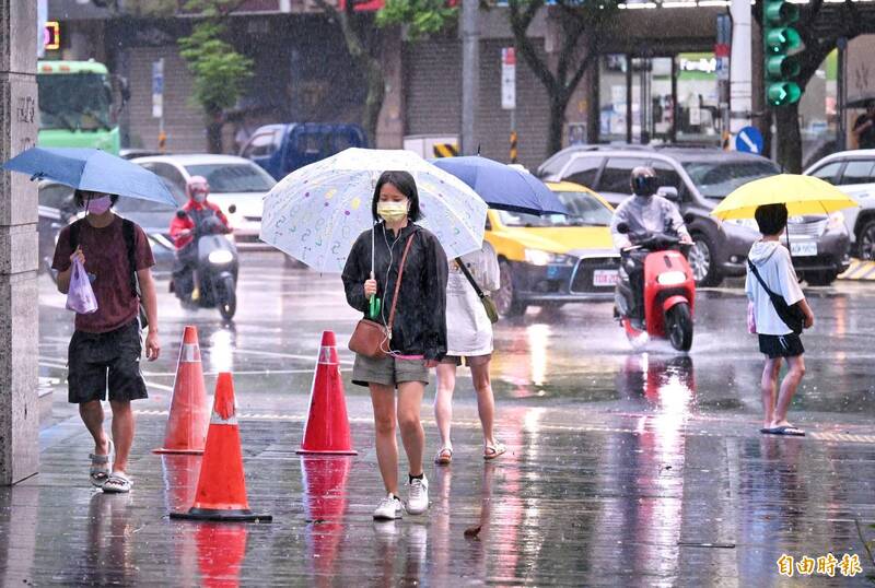 今天(13日)水氣多、天氣相當不穩定,各地易有短延時強降雨出現,氣象署今晨已先對東部及彰化以南等10縣市發布豪雨、大雨特報,其中台南、高雄、屏東及台東為豪雨特報範圍。今日包含嘉義以南及東南部地區為降雨熱區。(資料照) 今天(13日)水氣多、天氣相當不穩定,各地易有短延時強降雨出現,氣象署今晨已先對東部及彰化以南等10縣市發布豪雨、大雨特報,其中台南、高雄、屏東及台東為豪雨特報範圍。今日包含嘉義以南及東南部地區為降雨熱區。(資料照)