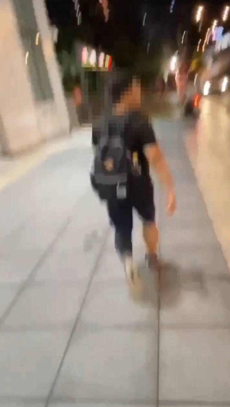 萧嫌交还背包后想逃跑被民众拦下报警。(记者刘庆侯翻摄) 萧嫌交还背包后想逃跑被民众拦下报警。(记者刘庆侯翻摄)