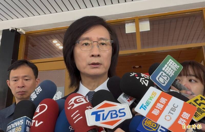 唐国豪表示,意外后校方昨晚已紧急注记其他4棵列管生病老树,提醒师生不要靠近。(记者蔡淑媛摄) 唐国豪表示,意外后校方昨晚已紧急注记其他4棵列管生病老树,提醒师生不要靠近。(记者蔡淑媛摄)