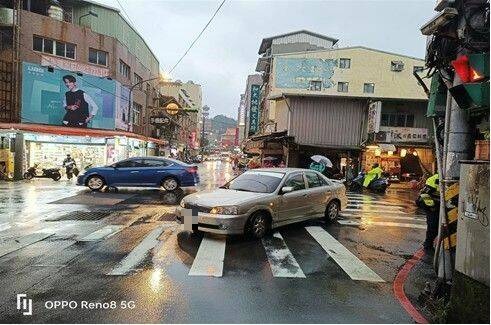 邱姓男子驾车沿基隆市仁二路左转爱五路时,撞伤正在穿越斑马线上的钱男,被法院判处3月徒刑。(记者林嘉东翻摄) 邱姓男子驾车沿基隆市仁二路左转爱五路时,撞伤正在穿越斑马线上的钱男,被法院判处3月徒刑。(记者林嘉东翻摄)