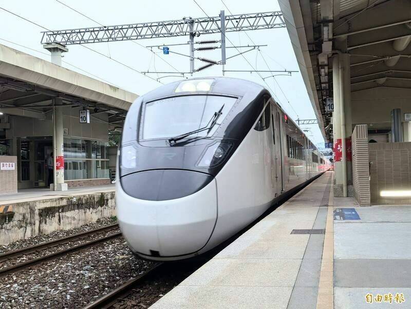台鐵117次新自強號列車，於今（14）日近午南下行經苗栗縣南勢車站時，撞上一名由月台侵入軌道的男子，男子遭撞擊彈飛死亡；圖為新自強號示意圖，非新聞事件列車。（資料照）