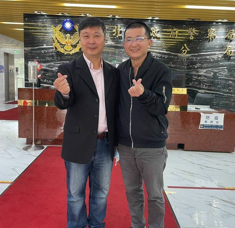 左为关山警分局长钟国桢,曾任职新庄警分局防治组长,右为巡佐王圣杰。(记者徐圣伦翻摄) 左为关山警分局长钟国桢,曾任职新庄警分局防治组长,右为巡佐王圣杰。(记者徐圣伦翻摄)