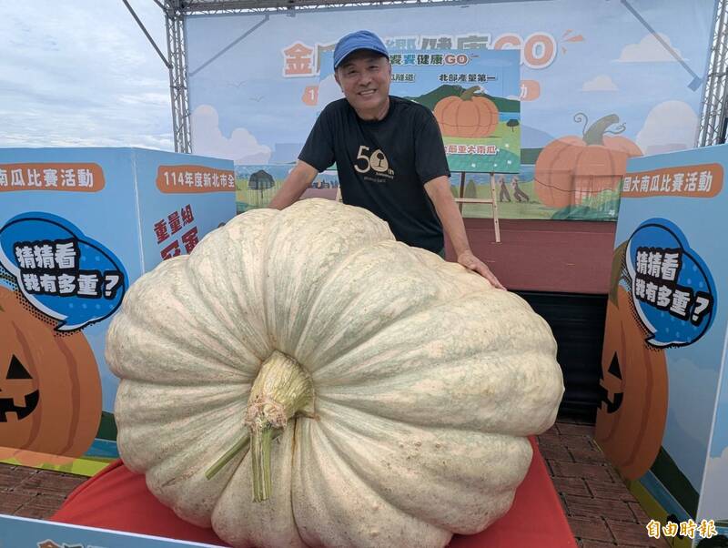 淡水農夫林建訓種出439公斤超巨南瓜起重機才搬得動- 生活- 自由時報電子報