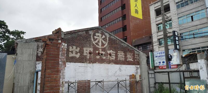 「永豐商店大甲出張所」字樣，重見天日。（記者張軒哲攝）