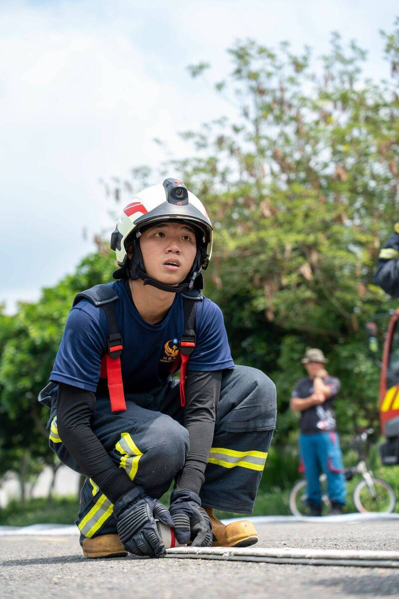 消防署去年特考班学员江淳志小时候看了偶像剧「火线任务」,立志成为消防员为志向,18岁加入救护志工迄今9年,去年如愿成为准消防员。(新竹县消防局提供) 消防署去年特考班学员江淳志小时候看了偶像剧「火线任务」,立志成为消防员为志向,18岁加入救护志工迄今9年,去年如愿成为准消防员。(新竹县消防局提供)