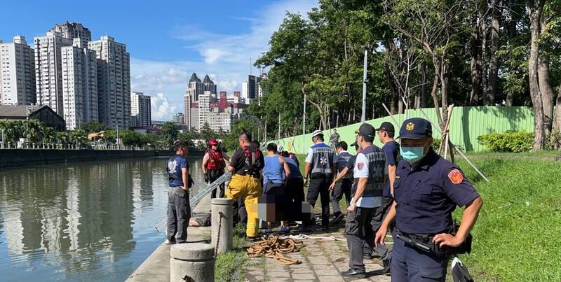 三民親子公園愛河畔，今天下午3點多發現1具中年男性浮屍。（民眾提供）