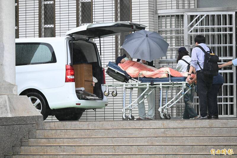 林明佐昨下午4时,躺在轮椅离开台中看守所,今病情恶化。(记者廖耀东摄) 林明佐昨下午4时,躺在轮椅离开台中看守所,今病情恶化。(记者廖耀东摄)