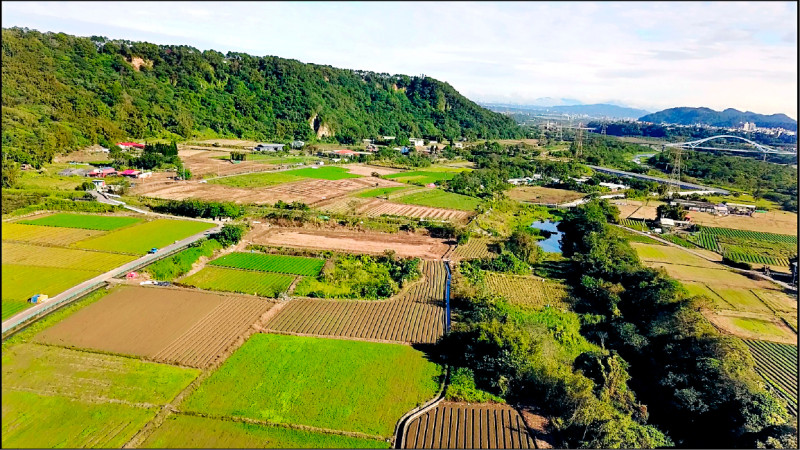 大漢溪舊河道因堤防保護而產生新生地約二二八公頃,水務局規劃「大嵙崁生態探索園區」。(水務局提供) 大漢溪舊河道因堤防保護而產生新生地約二二八公頃,水務局規劃「大嵙崁生態探索園區」。(水務局提供)