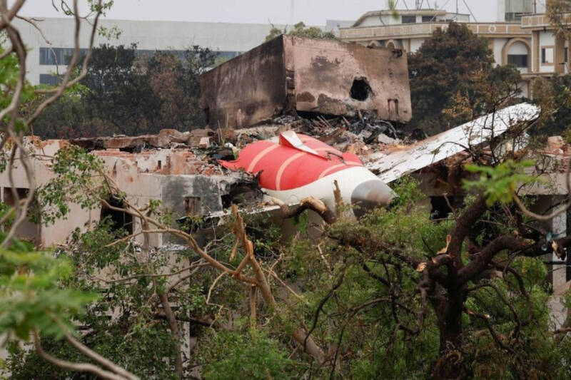 印度航空客機12日在印度阿默達巴德市失事，目前罹難的人數增加到274人，意指陸上有許多無端遭波及而喪命的人，事故地點附近茶攤老闆的兒子，當時正在樹下睡覺，也同樣因這個天外飛來的橫禍而命喪黃泉。（路透資料照）
