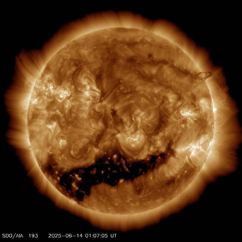 前氣象局局長鄭明典分享1張日冕洞照片，指出當日冕洞面向地球時，太陽風增強，通常會帶來一些地磁擾動！（圖擷取自臉書）