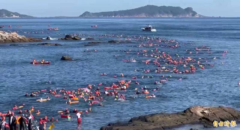 2025基隆外木山海上長泳,近2100人的「泳士」奮力向終點前進,一波波的人潮宛若海上長龍,頗為壯觀。(記者俞肇福攝) 2025基隆外木山海上長泳,近2100人的「泳士」奮力向終點前進,一波波的人潮宛若海上長龍,頗為壯觀。(記者俞肇福攝)