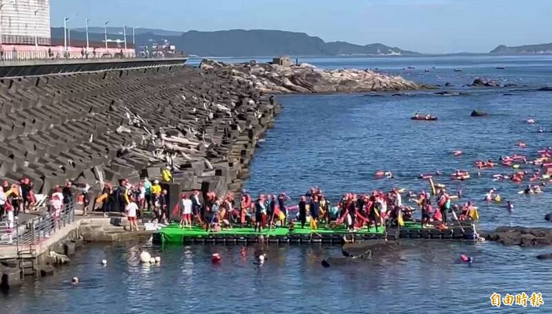 2025基隆外木山海上長泳,近2100人的「泳士」報名參賽,享受邊海泳邊欣賞山海美景的樂趣。(記者俞肇福攝) 2025基隆外木山海上長泳,近2100人的「泳士」報名參賽,享受邊海泳邊欣賞山海美景的樂趣。(記者俞肇福攝)
