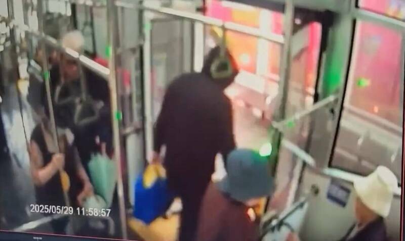 犯嫌得手後,搭公車到南昌公園下車落跑。(記者王冠仁翻攝) 犯嫌得手後,搭公車到南昌公園下車落跑。(記者王冠仁翻攝)