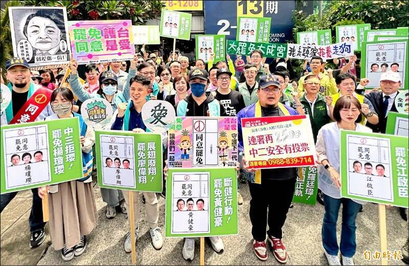 大罷免即將進入第三階段投票熱戰，南罷天志工團啟動全台應援，昨與民進黨台中市議會黨團、6個選區罷免志工，呼籲選民站出來投「同意票」。（記者廖耀東攝）