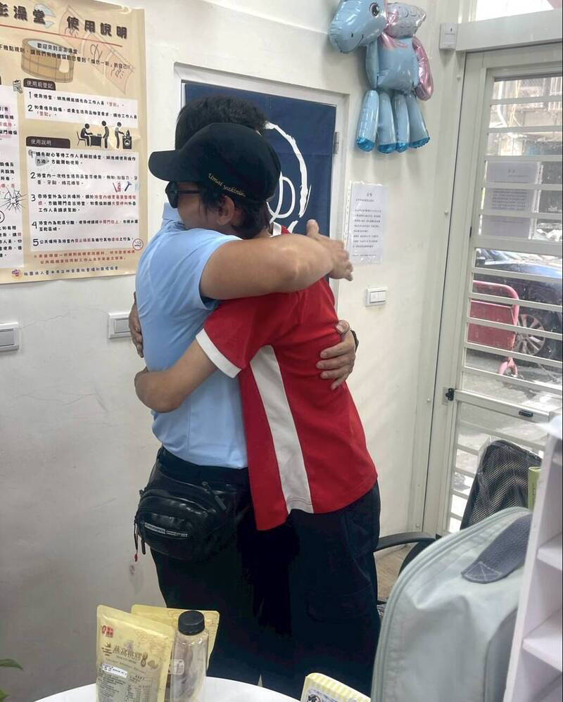 21歲青年被社會局安置,緊抱蘇里長道別場景令人揪心。(蘇乙青提供) 21歲青年被社會局安置,緊抱蘇里長道別場景令人揪心。(蘇乙青提供)