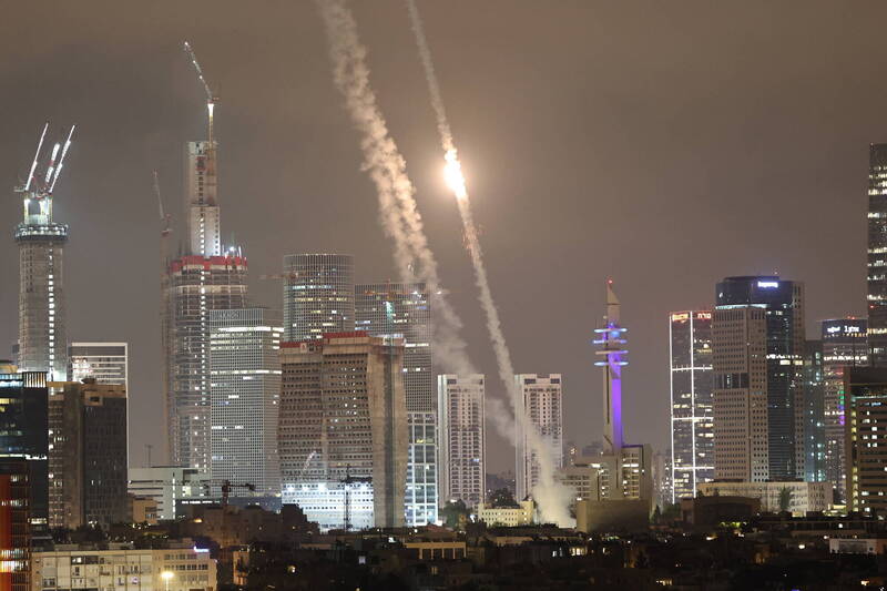 以色列的鐵穹防空系統攔截伊朗向特拉維夫發射的彈道飛彈。（歐新社）