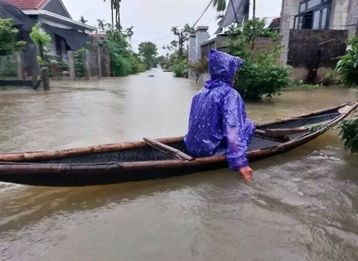 越南中部因「蝴蝶」(Wutip)引發的暴雨與洪水,導致村莊街道淹沒,一名男子僅能乘著小舟在水中穿梭。(圖擷取自越南災害與堤防管理局專頁) 越南中部因「蝴蝶」(Wutip)引發的暴雨與洪水,導致村莊街道淹沒,一名男子僅能乘著小舟在水中穿梭。(圖擷取自越南災害與堤防管理局專頁)