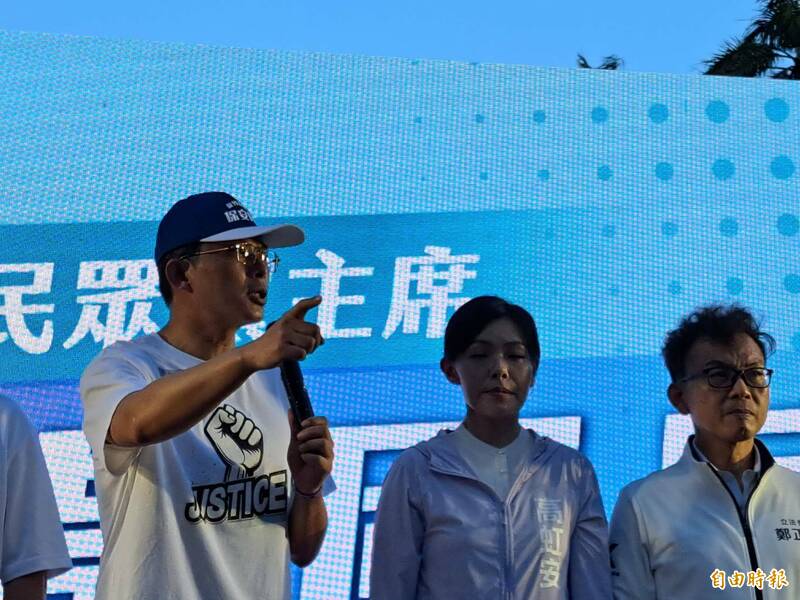 民眾黨主席黃國昌出席新竹市站前廣場的反罷免造勢活動，呼籲市民守住柯文哲的家鄉，罷免要投不同意。（記者洪美秀攝）