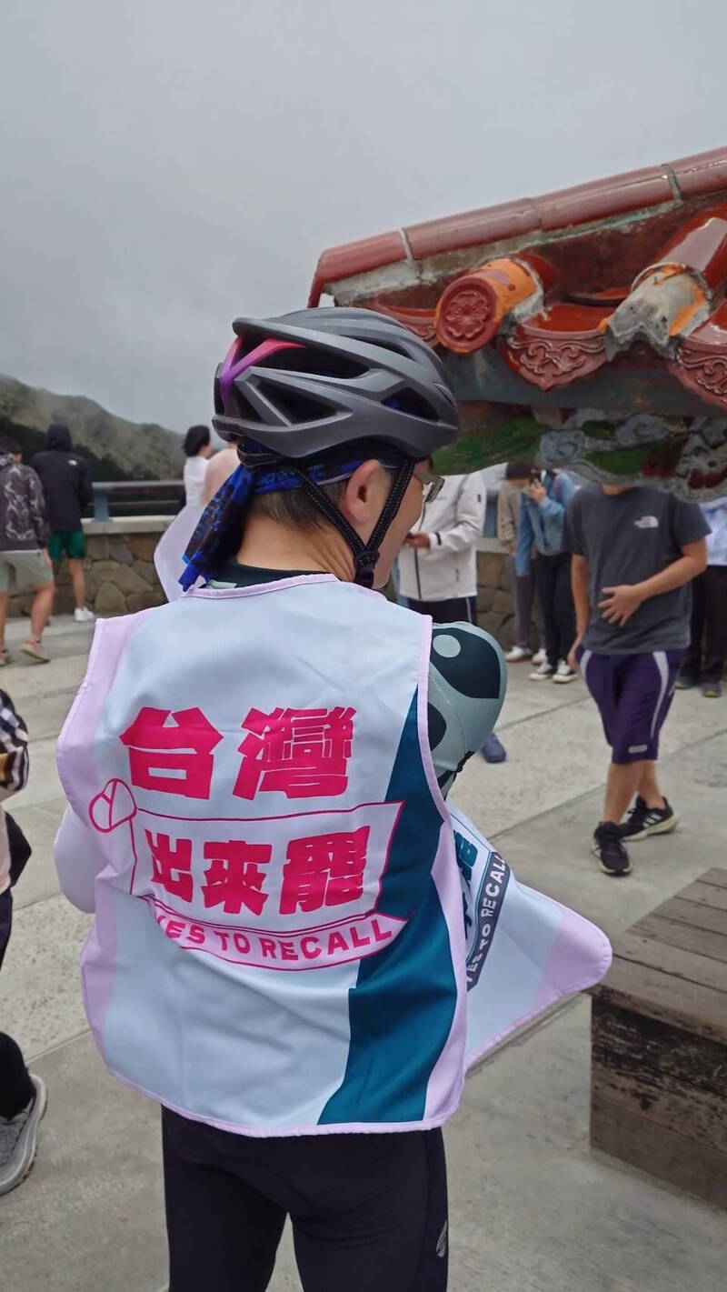 「台灣起來罷」志工騎單車上武嶺,宣傳大罷免。(圖由selinalin7257授權使用) 「台灣起來罷」志工騎單車上武嶺,宣傳大罷免。(圖由selinalin7257授權使用)