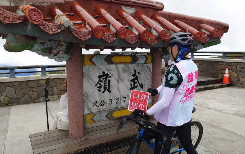 罷免志工hsuenhsu穿上背心拿出宣傳牌,請遊客幫忙在武嶺亭拍照,這家人中的阿嬤說「大罷免,31個都要過!」。(圖由selinalin7257授權使用) 罷免志工hsuenhsu穿上背心拿出宣傳牌,請遊客幫忙在武嶺亭拍照,這家人中的阿嬤說「大罷免,31個都要過!」。(圖由selinalin7257授權使用)