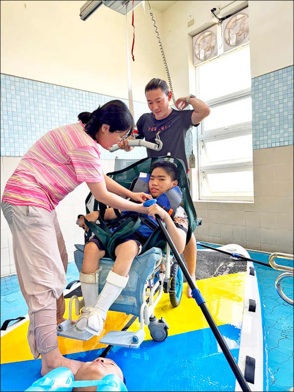 打破特教生校園上課框架 戶外融合教育 體驗划獨木舟