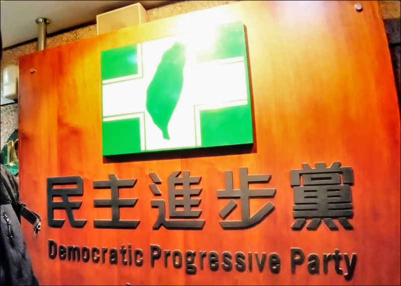 大罷免將進入第三階段投票熱戰,民進黨祭出「密接支援」戰略,提前下令罷區黨公職於本週全面啟動陸戰,首波文宣空戰也將於本週亮相。(資料照) 大罷免將進入第三階段投票熱戰,民進黨祭出「密接支援」戰略,提前下令罷區黨公職於本週全面啟動陸戰,首波文宣空戰也將於本週亮相。(資料照)