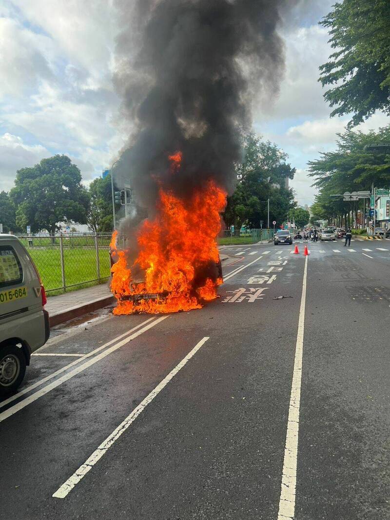 16日清晨近7點許，一輛轎車行駛在台南東區中華東路上突然冒煙起火，整輛車陷入火海。（圖：民眾提供）