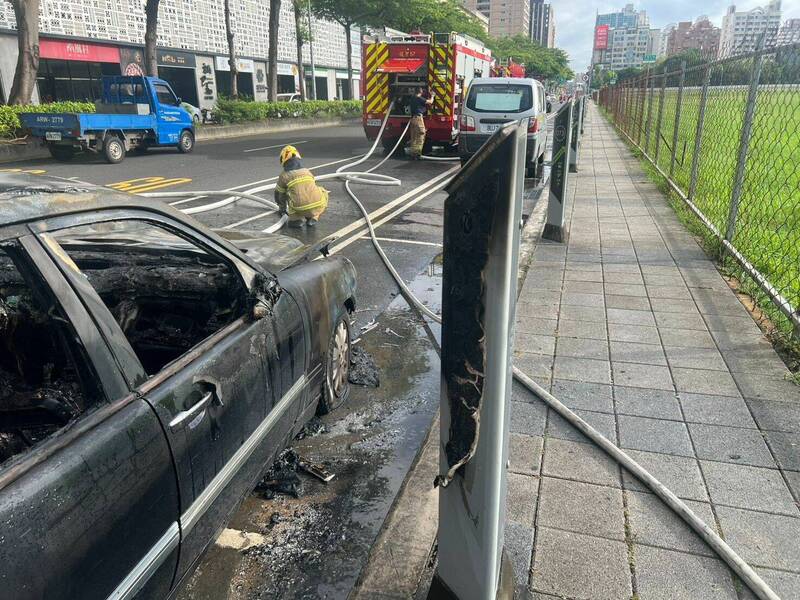 失火车子的火势波及一旁的路边停车收费柱。(图:民众提供) 失火车子的火势波及一旁的路边停车收费柱。(图:民众提供)