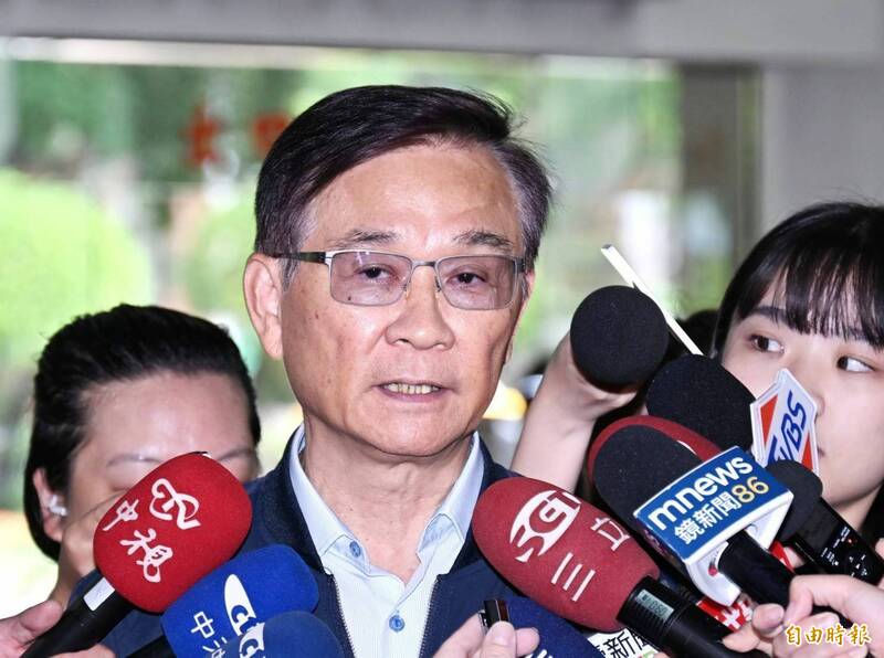 台北市教育局局长汤志民说,两起性丑闻案,教育局在第一时间都已追踪校方启动调查。(记者方宾照摄) 台北市教育局局长汤志民说,两起性丑闻案,教育局在第一时间都已追踪校方启动调查。(记者方宾照摄)