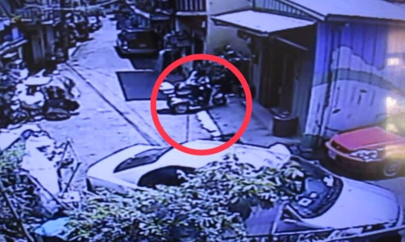 电动代步车往前一小段后「自动泊车」。(民众提供) 电动代步车往前一小段后「自动泊车」。(民众提供)