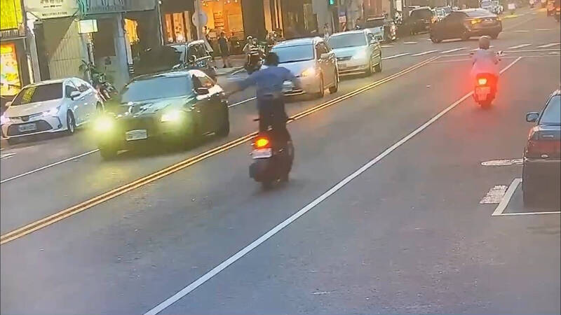 男子站立在机车上行经盐埕区五福四路。(民众提供) 男子站立在机车上行经盐埕区五福四路。(民众提供)