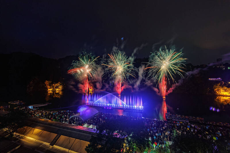 碧潭水舞換新裝！ 6/18、7/5煙火秀綻放夏夜