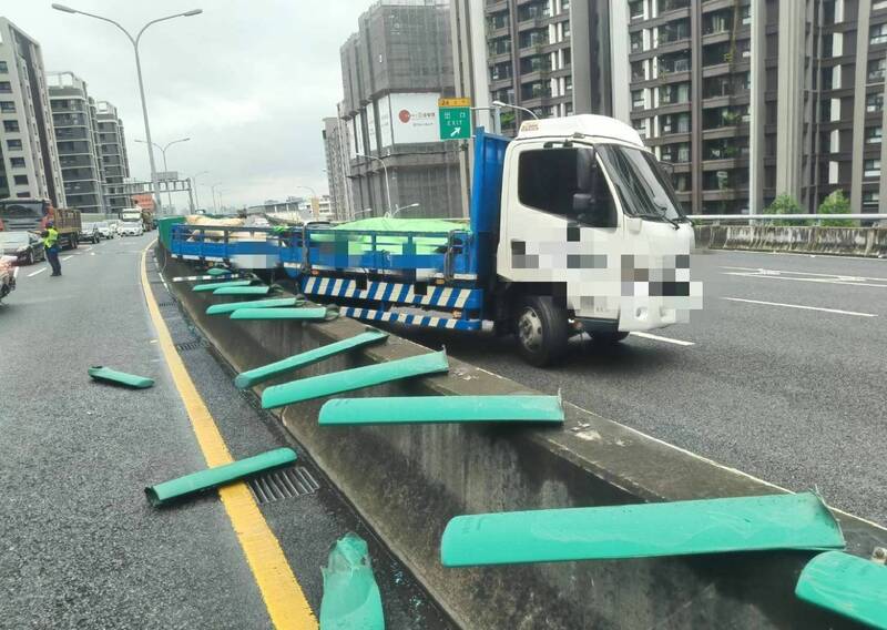 罗姓男子今天上午驾驶大货车,行经台74线太平路段,疑因变换车道失控自撞中央分向护栏,所幸没有人员受伤。(记者陈建志翻摄) 罗姓男子今天上午驾驶大货车,行经台74线太平路段,疑因变换车道失控自撞中央分向护栏,所幸没有人员受伤。(记者陈建志翻摄)