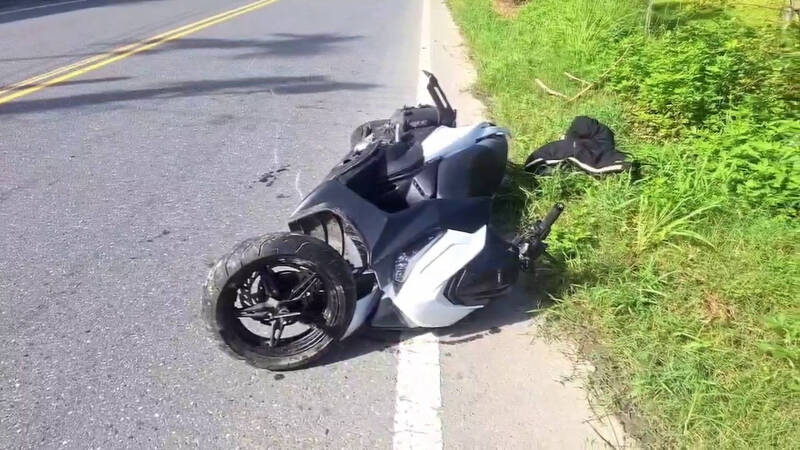 年約18歲剛高中畢業的李姓男子，昨日上午騎乘機車行經花蓮193縣道瑞穗德武段時，疑因疲勞駕駛自撞路旁電線桿，接著再撞上路樹身亡。（民眾提供）