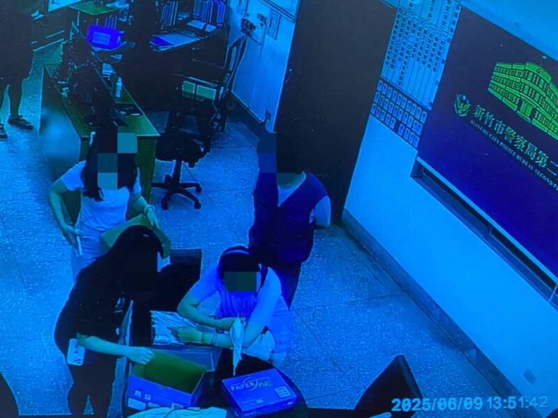 新竹市一只亲人的玄凤鹦鹉飞失,经警方联手动保团体和市民协寻,飞失1天后重回主人怀抱。(竹市警方提供) 新竹市一只亲人的玄凤鹦鹉飞失,经警方联手动保团体和市民协寻,飞失1天后重回主人怀抱。(竹市警方提供)