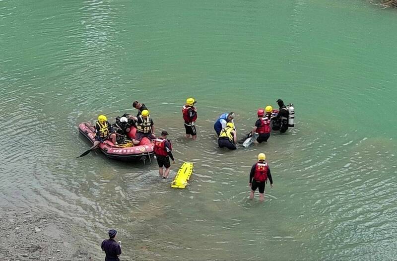 消防队全力搜索寻获溺毙的张姓男子。(民众提供) 消防队全力搜索寻获溺毙的张姓男子。(民众提供)