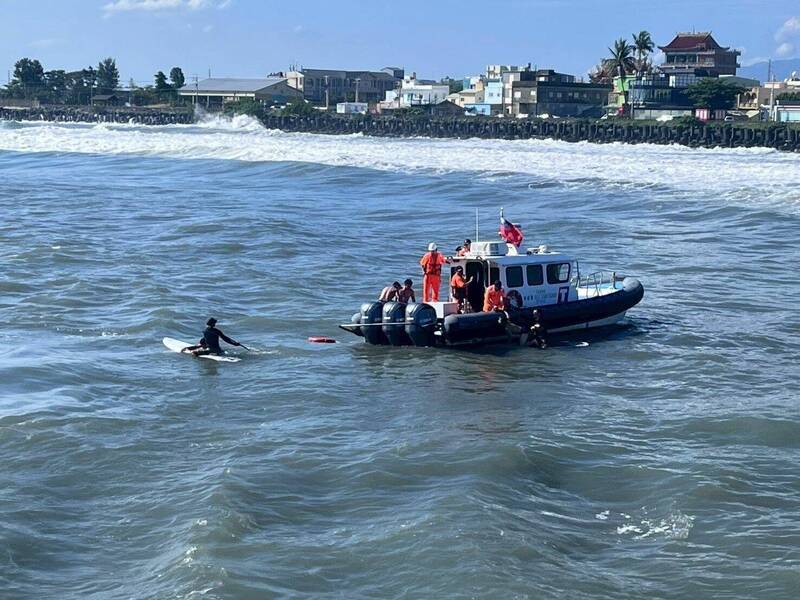 搜救單位在事發海域尋獲黃姓少年遺體。（海巡提供）
